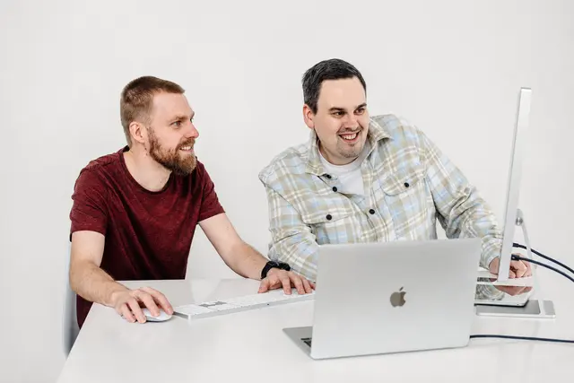 Christian Lachmann und Michael Thiem arbeiten gemeinsam an einem Softwareprojekt